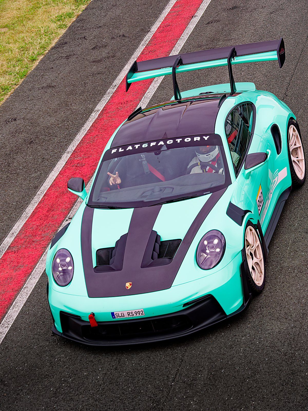 Porsche 992 GT3 RS Renntaxi in Minttürkis